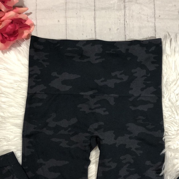 Spanx Seamless Camo High Waisted Leggings - Picture 4 of 13